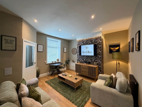 TV. Cosy & Stylish 2-Bed Weir Home | Sleeps 6
