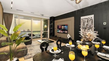 Signature-kattohuoneisto, rantanÀköala | Ruokailu