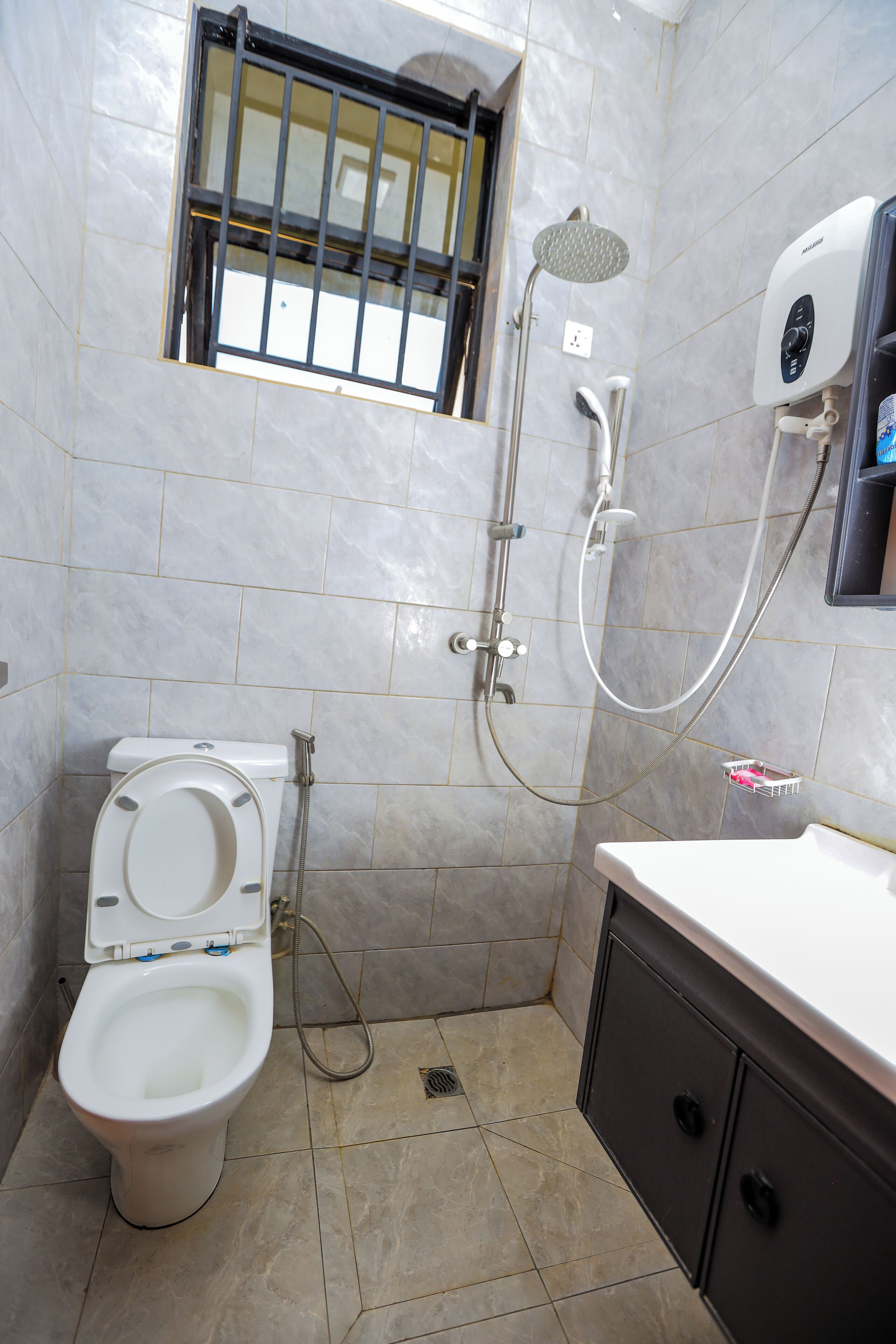 Economy kamer, uitzicht op de stad | Badkamer | Gratis toiletartikelen, handdoeken, zeep, toiletpapier