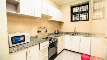 Mini-fridge, microwave, oven, stovetop