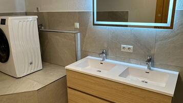 Doccia, asciugacapelli, asciugamani, sapone