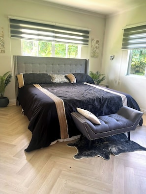 4 bedrooms, desk, iron/ironing board, free WiFi - Spacious 4 Bedroom gem in Prestigious Valsayn North (San Juan-Laventille Regional Corporation)