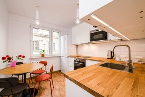 Kühlschrank, Mikrowelle, Ofen, Herdplatte