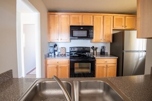 Køleskab, mikrobølgeovn, ovn, kogeplade