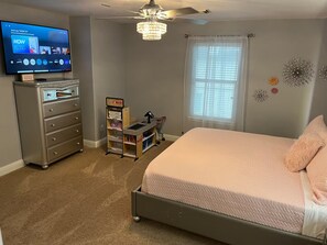 4 bedrooms, iron/ironing board, travel crib, WiFi (free) - Not So Basic N' Cypress, TX! (Cypress)