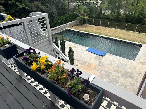 Luxe Modern 4 Bdrm 4 5bath w Private Pool Sleeps 8