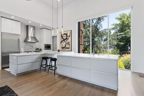 4 bedrooms - Luxe Modern 4 Bdrm 4 5bath w Private Pool Sleeps 8 (Atlanta)
