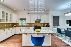 6 bedrooms - Luxe Gated Fenced Buckhead 6BD 8 5bth Sleeps 12 (Atlanta)