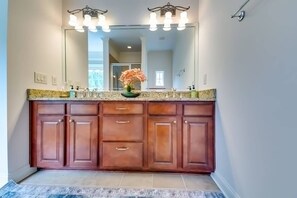 6 bedrooms - Luxe Gated Fenced Buckhead 6BD 8 5bth Sleeps 12 (Atlanta)