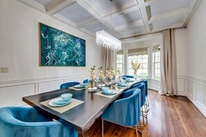 House | 6 bedrooms - Luxe Gated Fenced Buckhead 6BD 8 5bth Sleeps 12 (Atlanta)