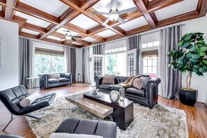House | 6 bedrooms - Luxe Gated Fenced Buckhead 6BD 8 5bth Sleeps 12 (Atlanta)