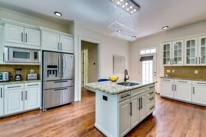 House | 6 bedrooms - Luxe Gated Fenced Buckhead 6BD 8 5bth Sleeps 12 (Atlanta)