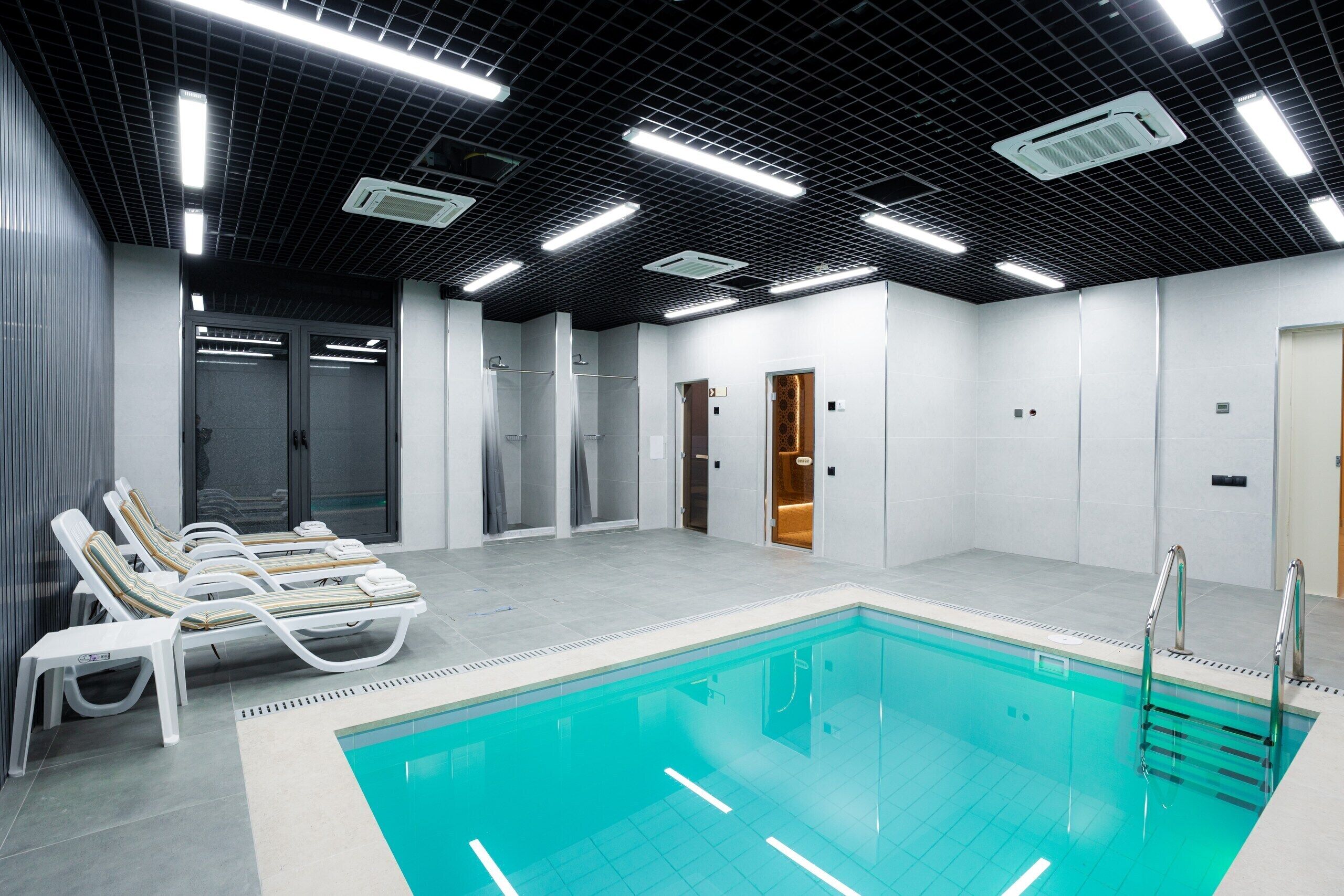 Kolam renang indoor, dengan kursi berjemur