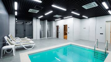 Kolam renang indoor, dengan kursi berjemur