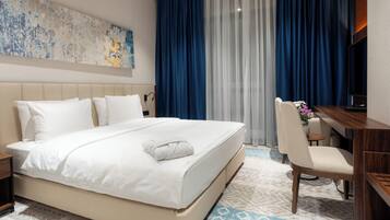 Kamar Eksekutif, pemandangan halaman | Brankas, tirai kedap cahaya, kedap suara, dan setrika/meja setrika