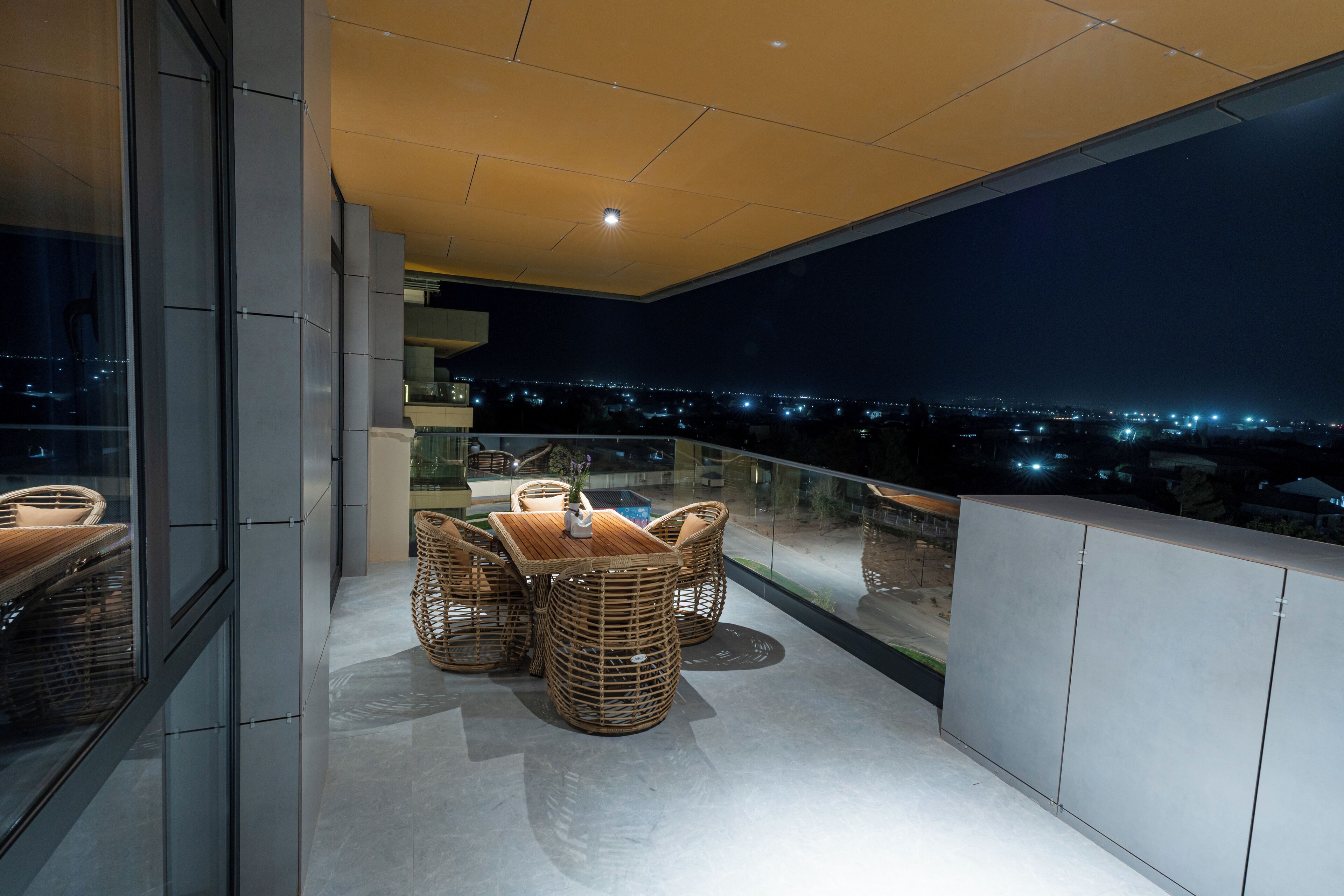 Suite Eksekutif, balkon, pemandangan kebun | Tempat makan outdoor