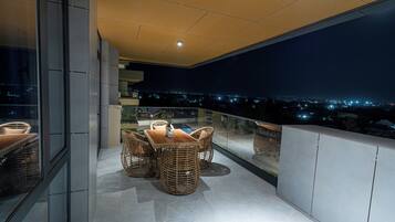 Suite Eksekutif, balkon, pemandangan kebun | Tempat makan outdoor