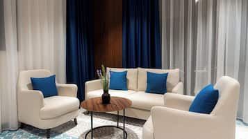 Suite ejecutiva, balcón, vistas al jardín | Zona de estar