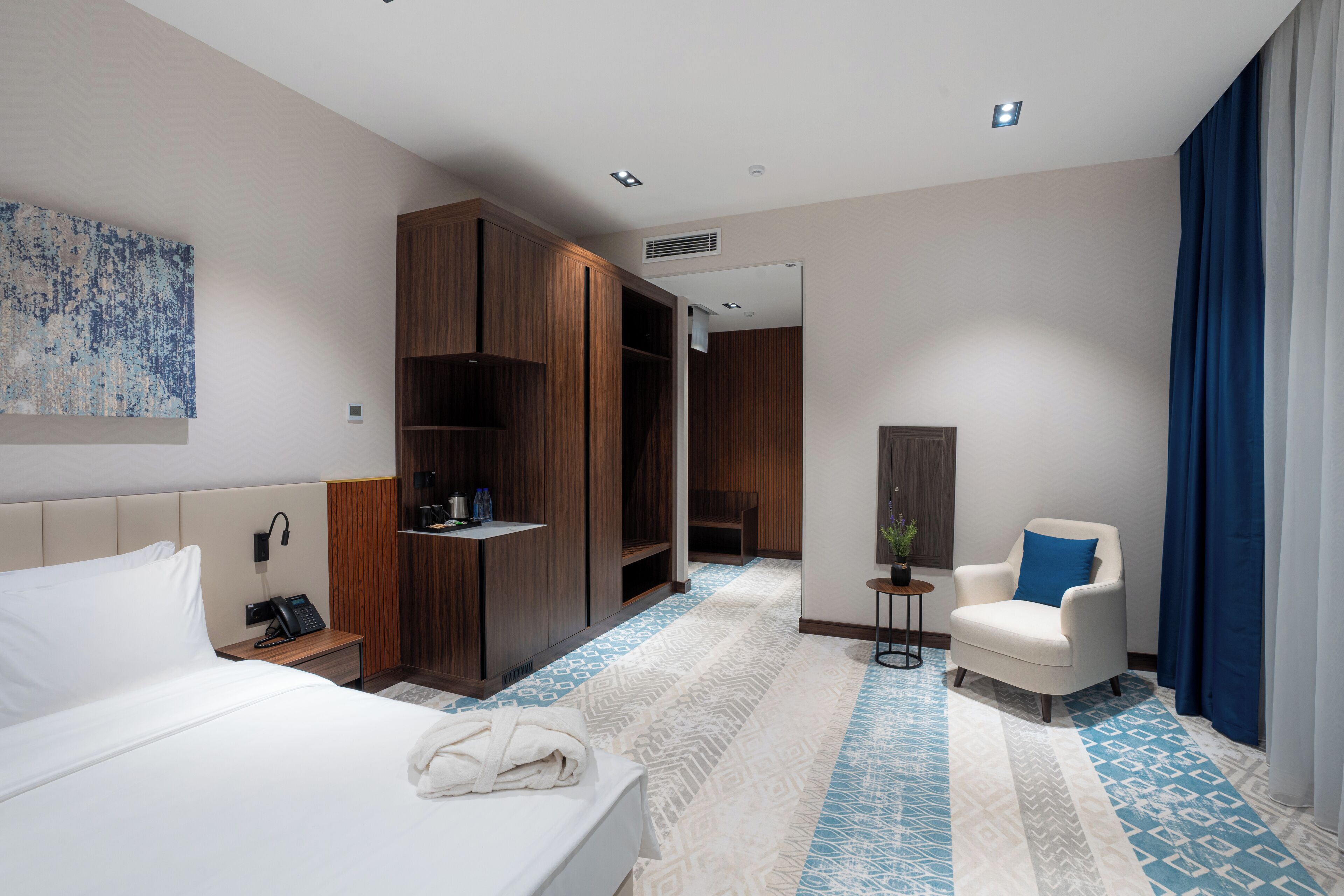 Studio Suite, 1 Tempat Tidur King | Brankas, tirai kedap cahaya, kedap suara, dan setrika/meja setrika