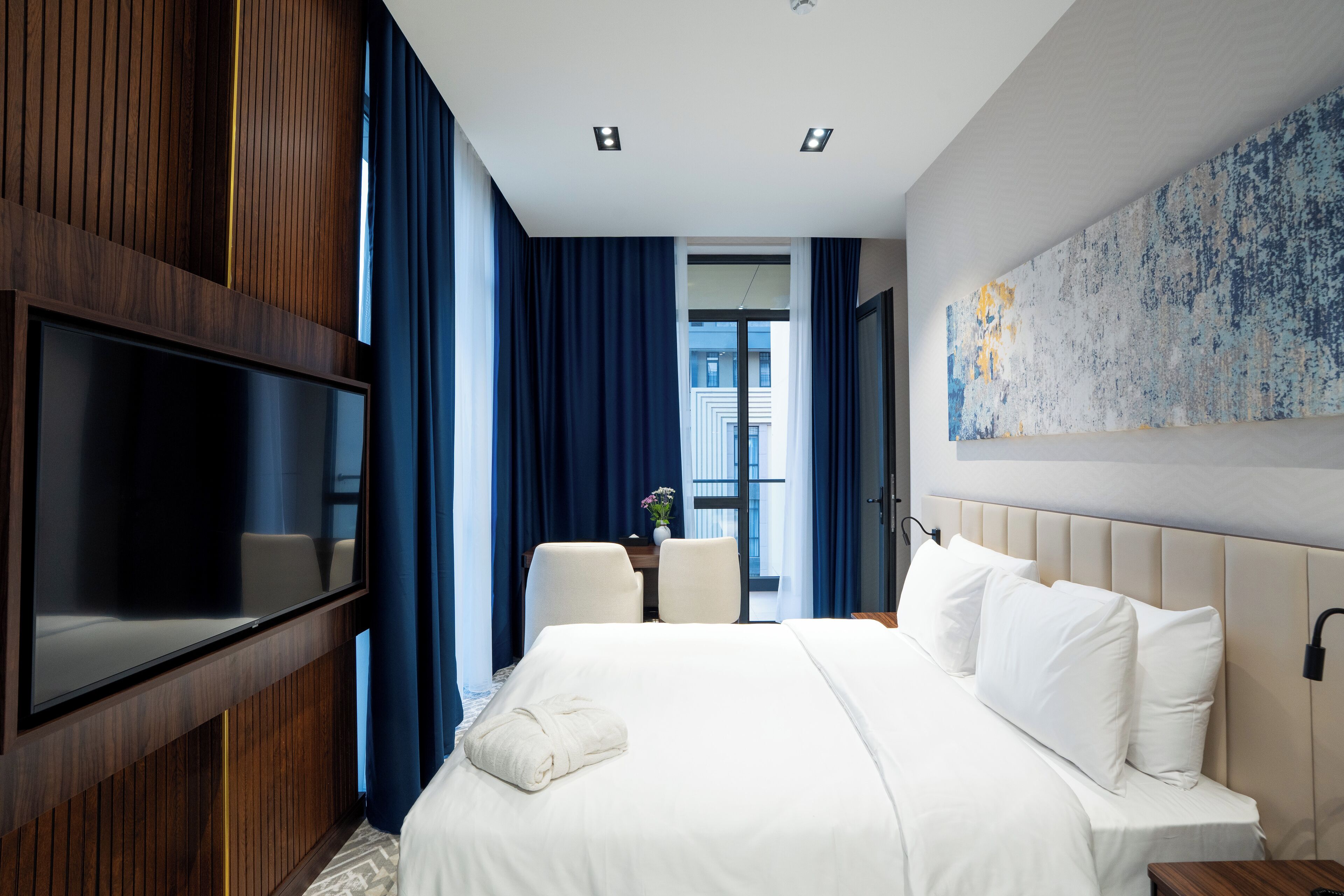 スタンダード ルーム キングベッド 1 台 バルコニー | 低刺激性寝具、ミニバー、セーフティボックス (室内)、客室ごとに異なる装飾