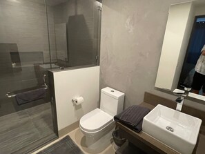 Shower, towels, soap, toilet paper - 2-bedroom condo in tranquil Cabo San Lucas with AC and gym and full Ocean View (Cabo San Lucas)