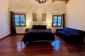 5 bedrooms, free WiFi, bed sheets, wheelchair access