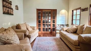 Smart TV, fireplace, stereo