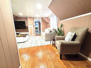 Smart TV - 3-bedroom Luxury Loft Family-Friendly Home + Free Parking - 9 Guests (Stoughton)