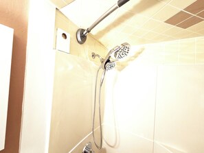Hair dryer, towels, soap, toilet paper - 3-bedroom Luxury Loft Family-Friendly Home + Free Parking - 9 Guests (Stoughton)