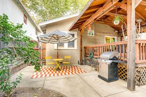 Outdoor dining - Midtown Oasis - BBQ, Deck, Games & Artistic Vibes (Sacramento)