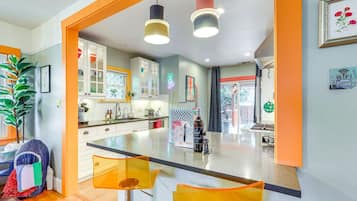 Een koelkast, een magnetron, een oven, een kookplaat