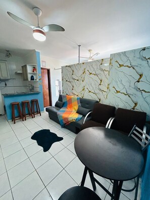 TV, books - Beachfront apartment in Praia Grande (Praia Grande)