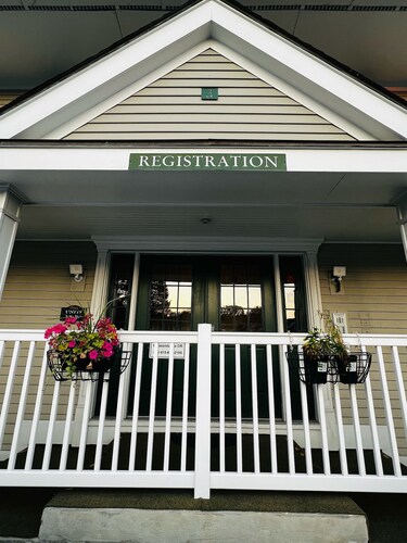 Extended Stay- Full Kitchen 1BR apartment in Downtown Pittsfield