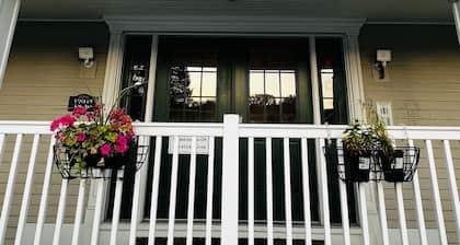 Extended Stay- Full Kitchen 1BR apartment in Downtown Pittsfield