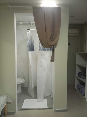 Basic Double Room | Bathroom | Shower, towels, soap, shampoo - Pousada Romelandia (Romelândia)