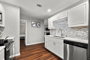 Microondas, horno, placa de cocina y lavavajillas