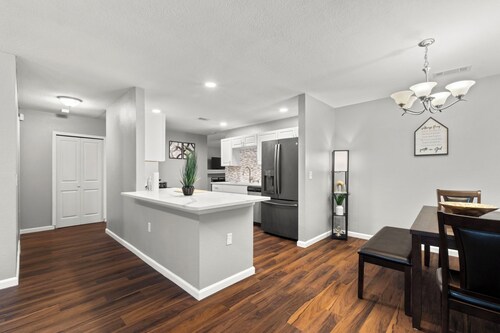 20 minutes to down town secluded home with grill