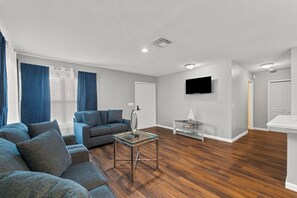 TV - 20 minutes to down town secluded home with grill (San Antonio)