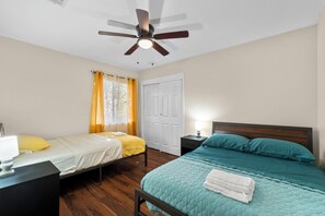 4 chambres, fer et planche à repasser, Wi-Fi, draps fournis