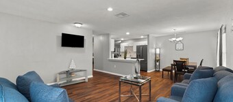 20 minutes to down town secluded home with grill