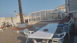 Outdoor dining - Villa in Gandía Beach in erste Strand Promenade. WiFi kostenloss Privaten Pool (Daimús)