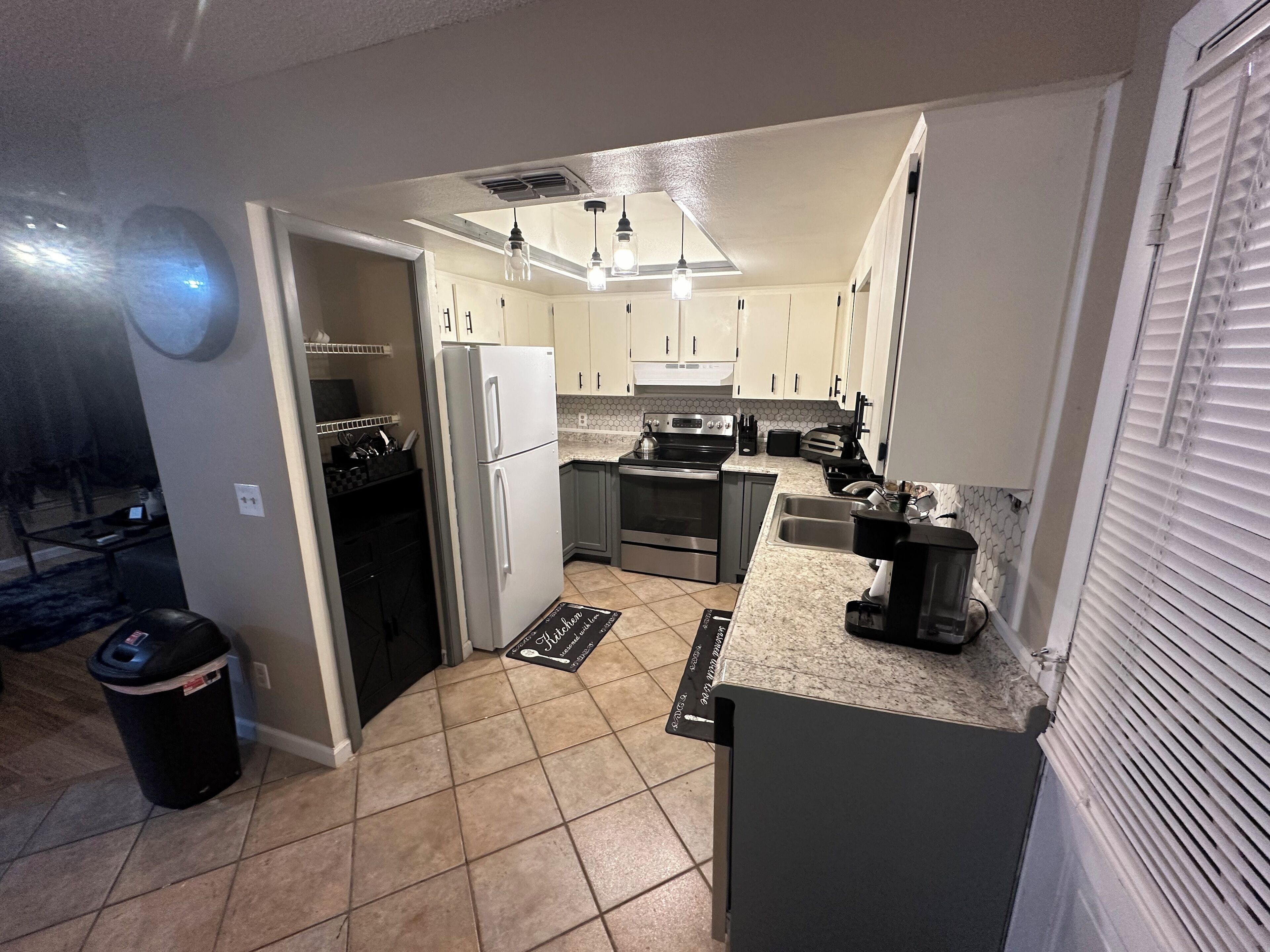 冷蔵庫、電子レンジ、オーブン、コンロ