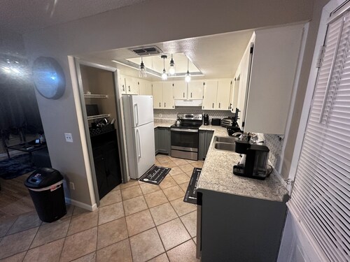 Two-bedroom near local tourist attractions, shopping and variety of restaurants.