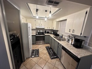 Kjøleskap, mikrobølgeovn, ovn og kokeplater