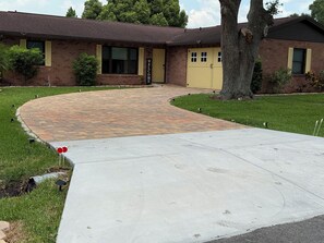 Property grounds - Two-bedroom near local tourist attractions, shopping and variety of restaurants. (Lakeland)