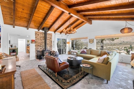 Interior. Desert Nest — 2b cabin on ridge + mountain views