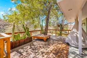 Terrace/patio - Desert Nest — 2b cabin on ridge + mountain views (Morongo Valley)