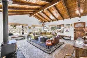 Smart TV - Desert Nest — 2bd cabin on ridge with mountain views (Morongo Valley)