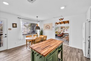 Dining - Desert Nest — 2bd cabin on ridge with mountain views (Morongo Valley)