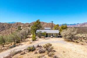 Exterior - Desert Nest — 2bd cabin on ridge with mountain views (Morongo Valley)